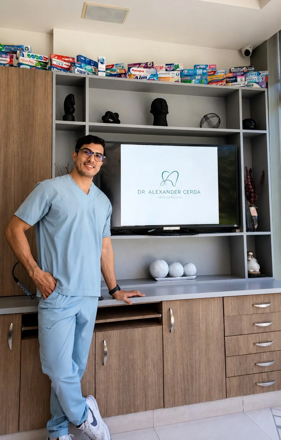 Dr. Leonel Alexander Cerda Urbina — Especialista en Ortodoncia